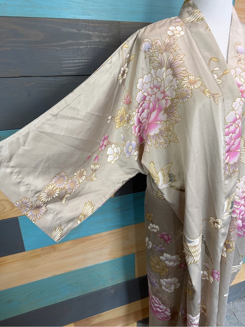 Kim + Ono Satin Chrysanthemum And Crane Long Print Kimono Champagne No Belt - Picture 2 of 10